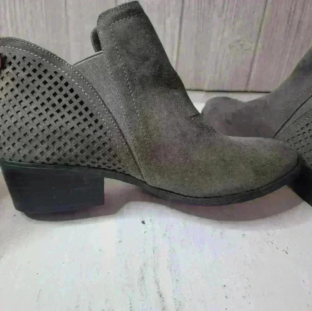 NWT Mia Gray suede ankle boots. Size 8.5 W
